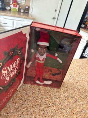 Snoop On The Stoop A Hood Tradition Red Plush Figure Elf New 2024 Edition